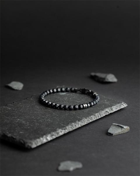 Armband mit 6 mm mattschwarzem Achatstein und Titanelement - Hexa Mat Black